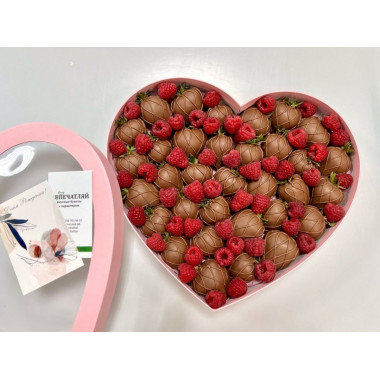 Сердце с клубникой в шоколаде и малиной « Milk chocolate»